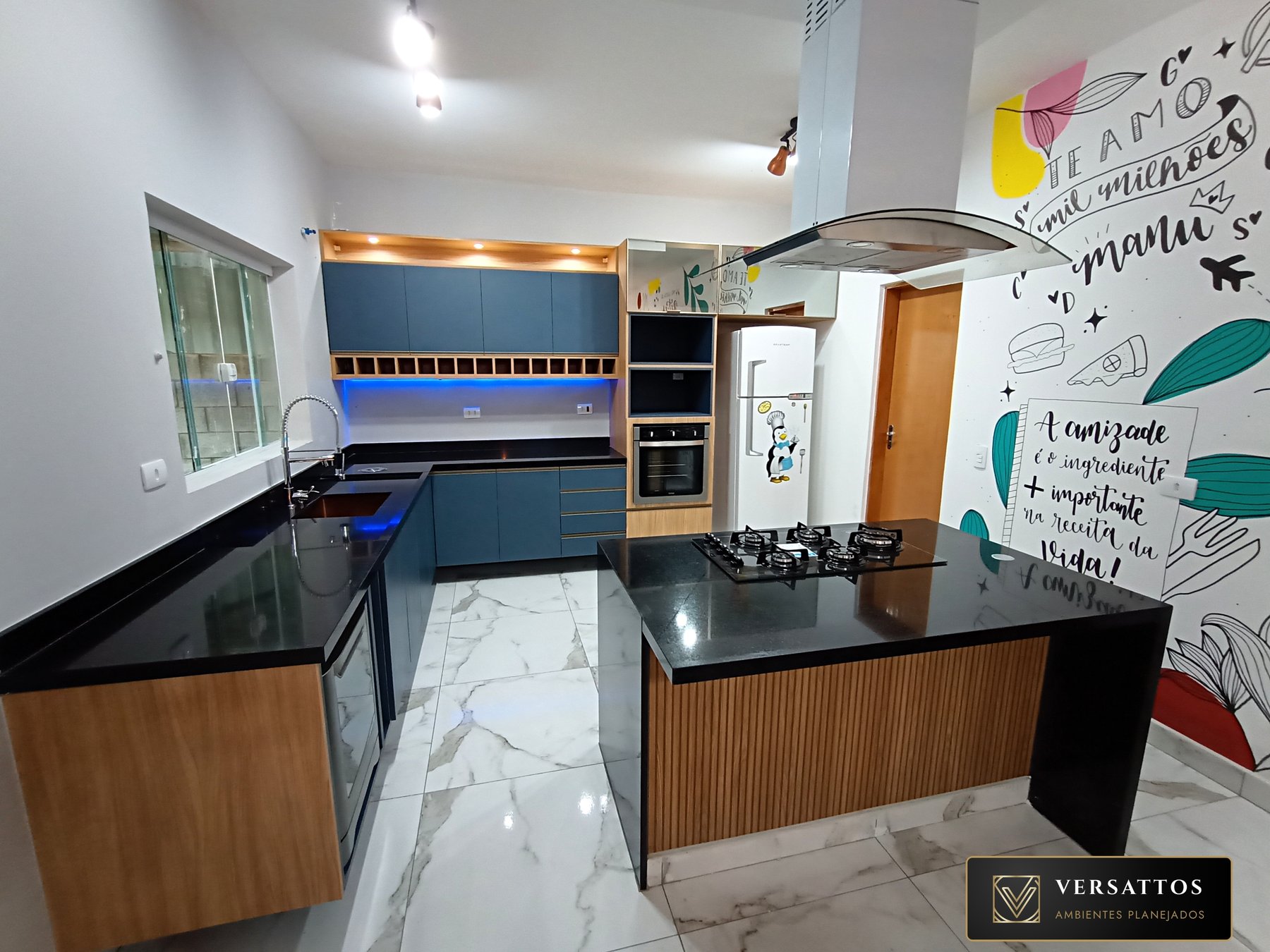 Cozinha planejada — ilha com cooktop