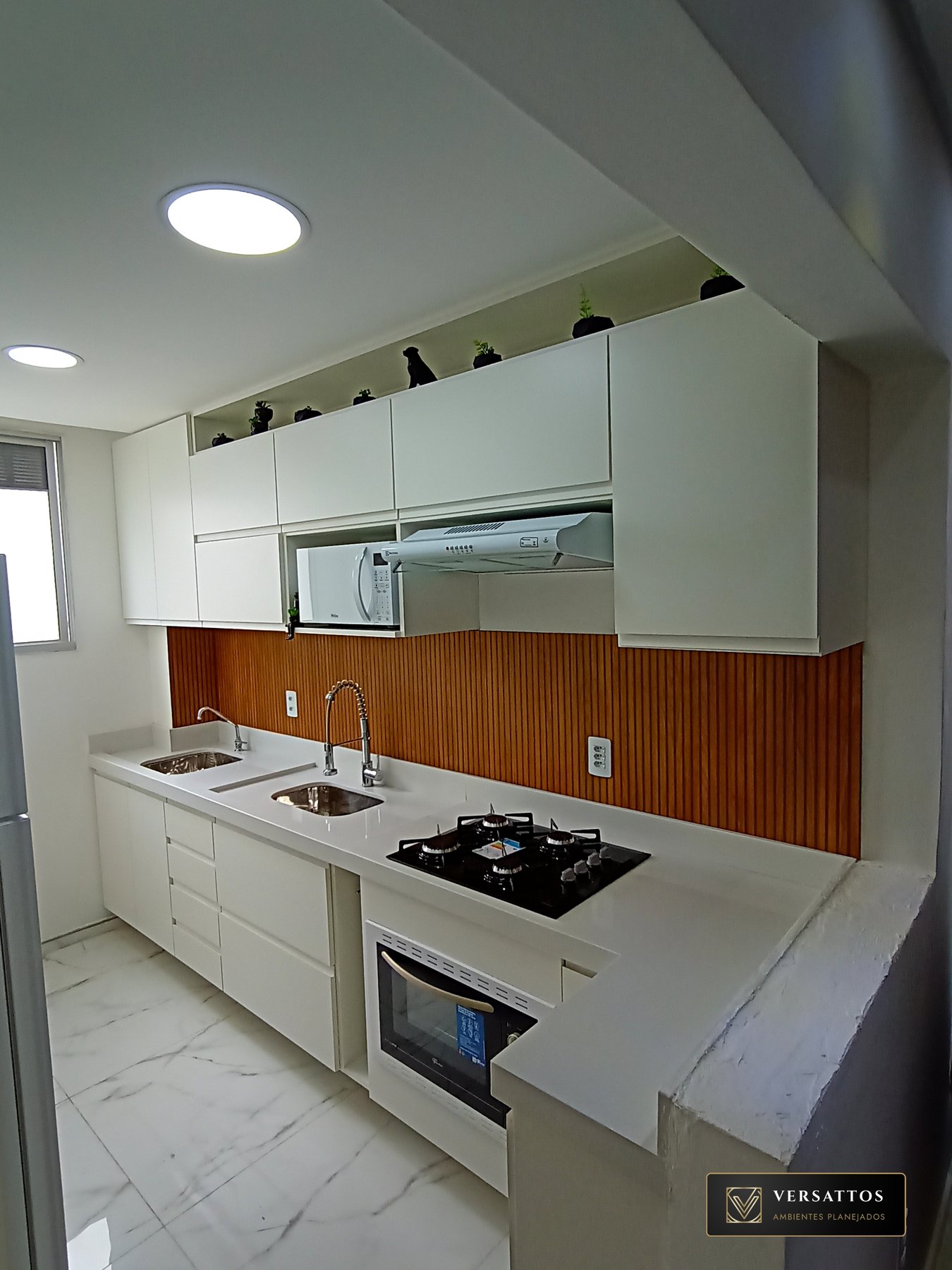 Cozinha planejada — bancada e cooktop