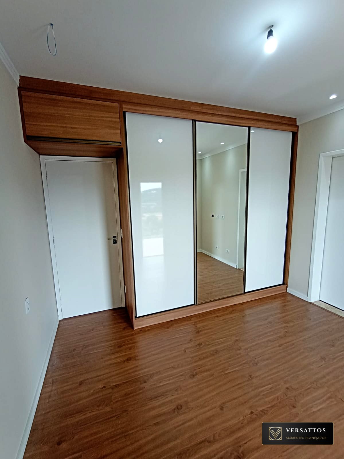 Guarda-roupa planejado com espelho